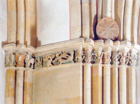 Südöstlicher Kapitelvries mit Harpyien sowie König Arnolf und Gemahlin.